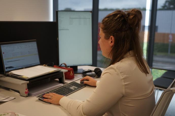 Office employee managing administrative procedures related to posted workers in France